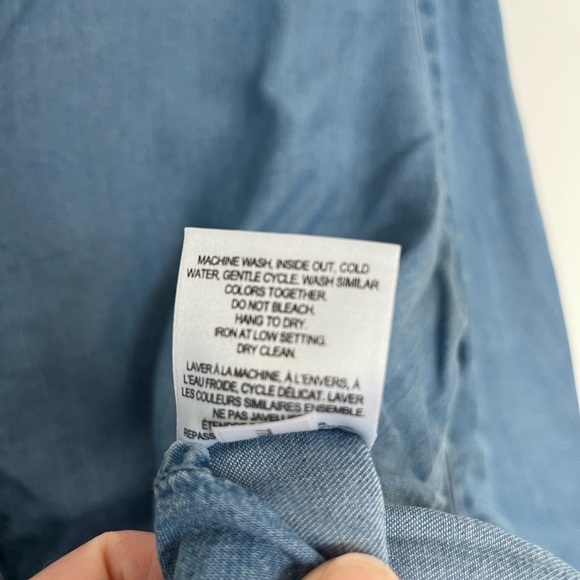 5/20$ Reitmans Blue Denim like Button-Up Blouse size medium - Picture 4 of 6